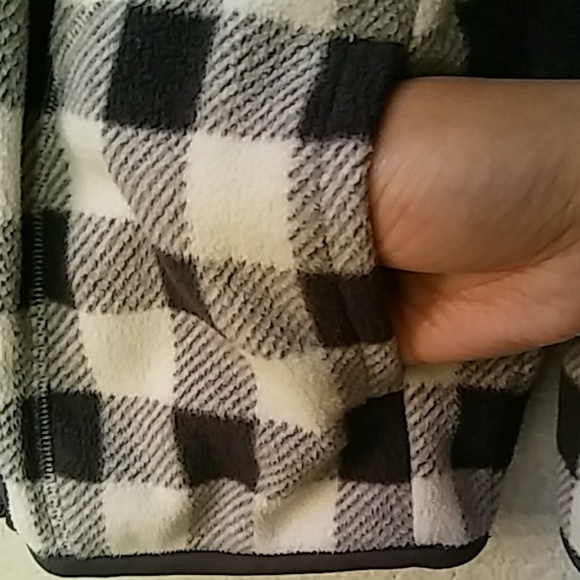 SOLD🎉Uniqlo Boys Fleece Zippered Checkered Jacket - Picture 4 of 5
